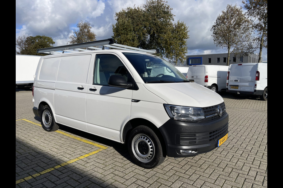 Volkswagen Transporter 2.0 TDI 102pk L1H1 Comfortline met Bott ingerichte laadruimte / lease vanaf € 269 / vaste prijs rijklaar € 15.950 ex btw / airco / cruise / imperial / trekhaak / pdc achter !