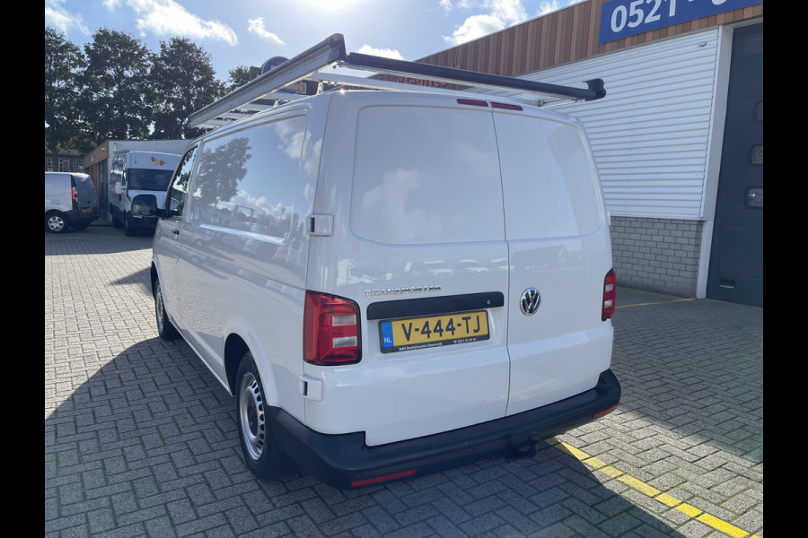 Volkswagen Transporter 2.0 TDI 102pk L1H1 Comfortline met Bott ingerichte laadruimte / lease vanaf € 269 / vaste prijs rijklaar € 15.950 ex btw / airco / cruise / imperial / trekhaak / pdc achter !