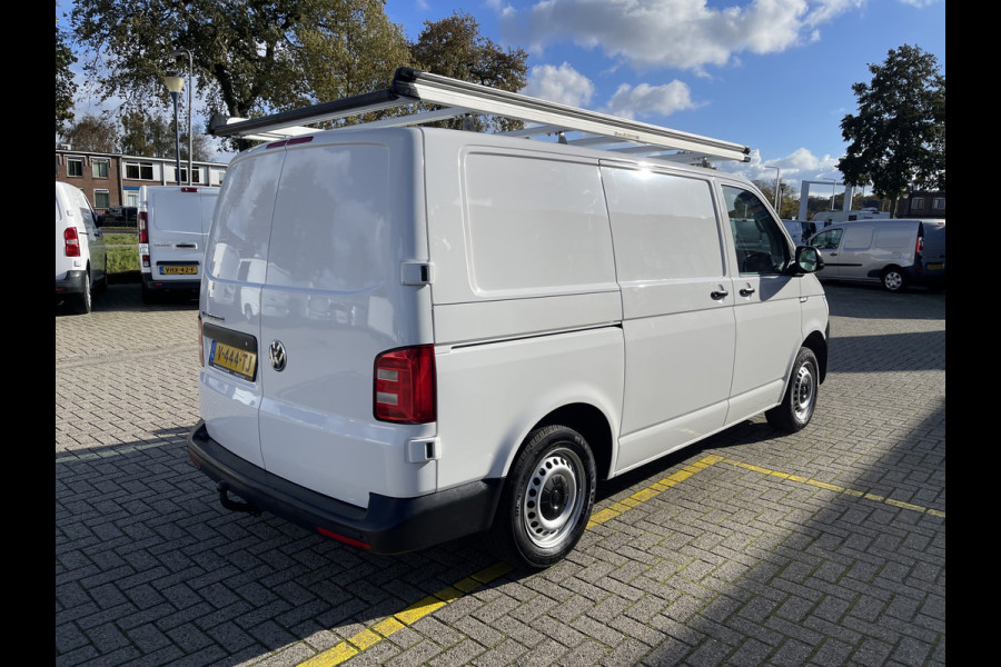 Volkswagen Transporter 2.0 TDI 102pk L1H1 Comfortline met Bott ingerichte laadruimte / lease vanaf € 269 / vaste prijs rijklaar € 15.950 ex btw / airco / cruise / imperial / trekhaak / pdc achter !