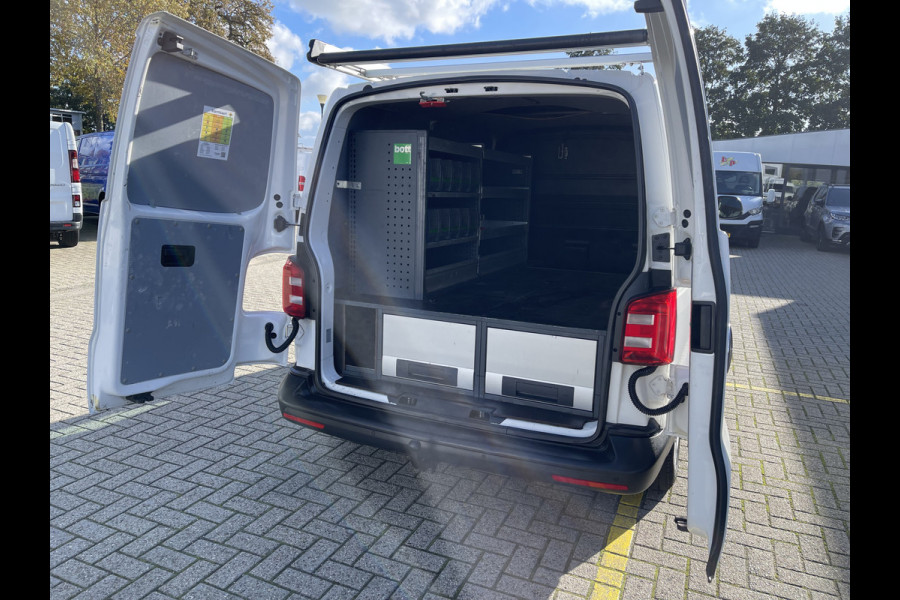 Volkswagen Transporter 2.0 TDI 102pk L1H1 Comfortline met Bott ingerichte laadruimte / lease vanaf € 269 / vaste prijs rijklaar € 15.950 ex btw / airco / cruise / imperial / trekhaak / pdc achter !
