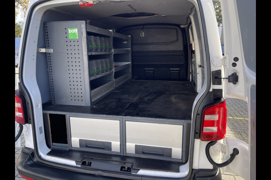 Volkswagen Transporter 2.0 TDI 102pk L1H1 Comfortline met Bott ingerichte laadruimte / lease vanaf € 269 / vaste prijs rijklaar € 15.950 ex btw / airco / cruise / imperial / trekhaak / pdc achter !