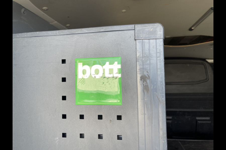 Volkswagen Transporter 2.0 TDI 102pk L1H1 Comfortline met Bott ingerichte laadruimte / lease vanaf € 269 / vaste prijs rijklaar € 15.950 ex btw / airco / cruise / imperial / trekhaak / pdc achter !