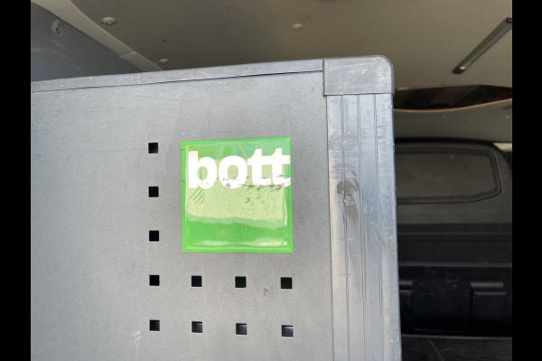 Volkswagen Transporter 2.0 TDI 102pk L1H1 Comfortline met Bott ingerichte laadruimte / lease vanaf € 269 / vaste prijs rijklaar € 15.950 ex btw / airco / cruise / imperial / trekhaak / pdc achter !