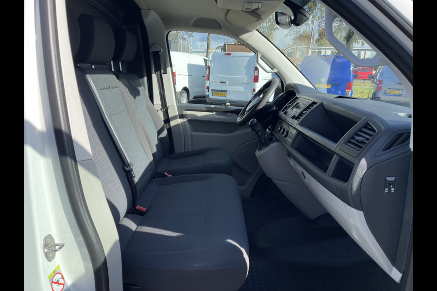 Volkswagen Transporter 2.0 TDI 102pk L1H1 Comfortline met Bott ingerichte laadruimte / lease vanaf € 269 / vaste prijs rijklaar € 15.950 ex btw / airco / cruise / imperial / trekhaak / pdc achter !