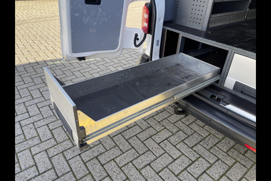 Volkswagen Transporter 2.0 TDI 102pk L1H1 Comfortline met Bott ingerichte laadruimte / lease vanaf € 269 / vaste prijs rijklaar € 15.950 ex btw / airco / cruise / imperial / trekhaak / pdc achter !