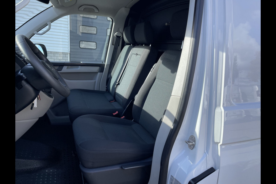 Volkswagen Transporter 2.0 TDI 102pk L1H1 Comfortline met Bott ingerichte laadruimte / lease vanaf € 269 / vaste prijs rijklaar € 15.950 ex btw / airco / cruise / imperial / trekhaak / pdc achter !