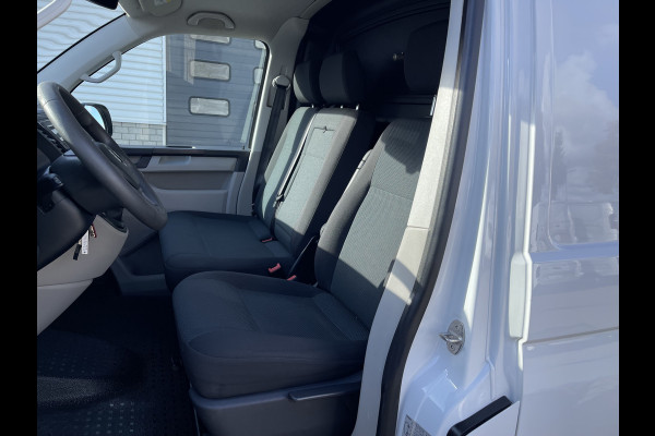 Volkswagen Transporter 2.0 TDI 102pk L1H1 Comfortline met Bott ingerichte laadruimte / lease vanaf € 269 / vaste prijs rijklaar € 15.950 ex btw / airco / cruise / imperial / trekhaak / pdc achter !