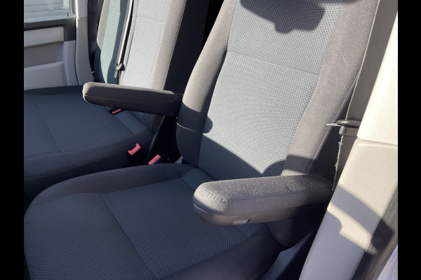 Volkswagen Transporter 2.0 TDI 102pk L1H1 Comfortline met Bott ingerichte laadruimte / lease vanaf € 269 / vaste prijs rijklaar € 15.950 ex btw / airco / cruise / imperial / trekhaak / pdc achter !