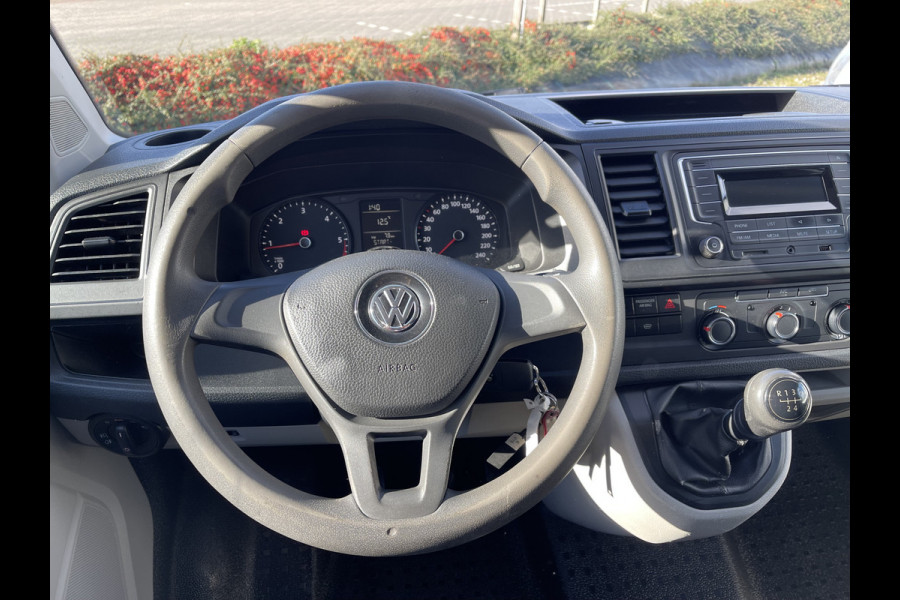 Volkswagen Transporter 2.0 TDI 102pk L1H1 Comfortline met Bott ingerichte laadruimte / lease vanaf € 269 / vaste prijs rijklaar € 15.950 ex btw / airco / cruise / imperial / trekhaak / pdc achter !