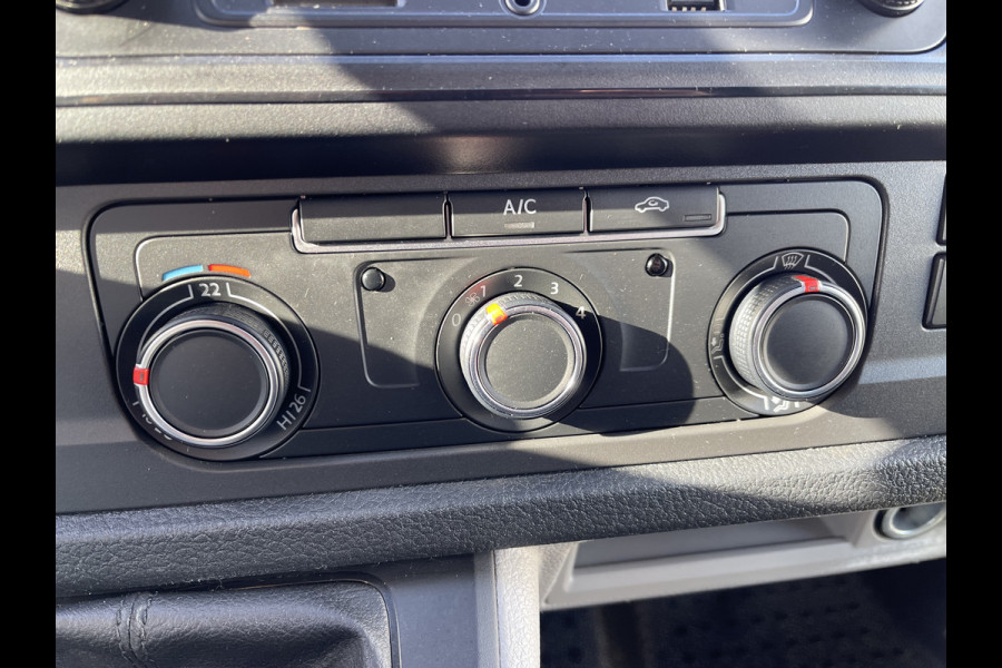 Volkswagen Transporter 2.0 TDI 102pk L1H1 Comfortline met Bott ingerichte laadruimte / lease vanaf € 269 / vaste prijs rijklaar € 15.950 ex btw / airco / cruise / imperial / trekhaak / pdc achter !