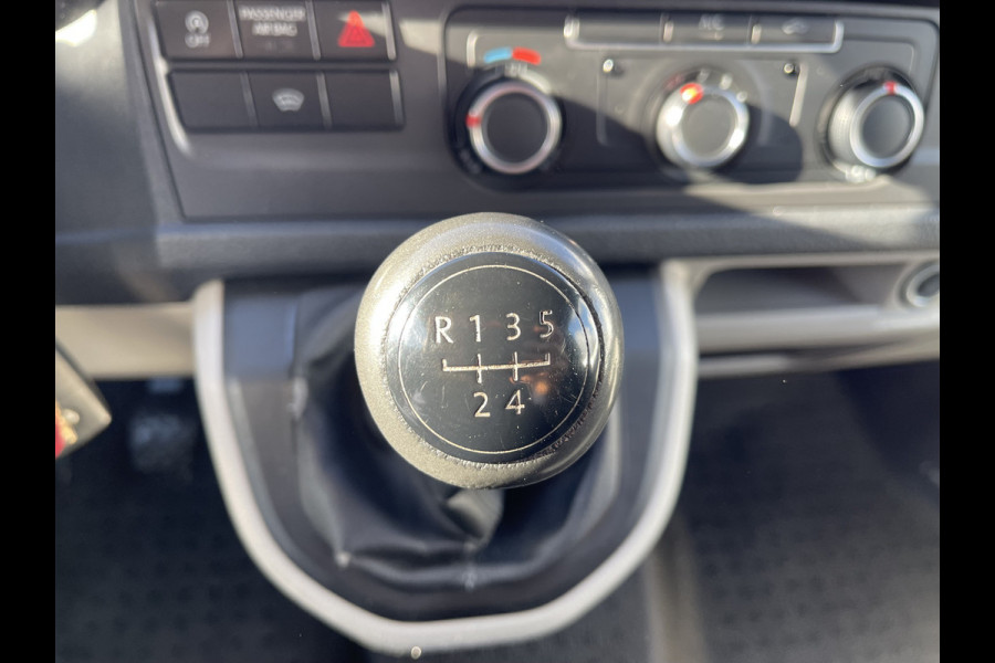 Volkswagen Transporter 2.0 TDI 102pk L1H1 Comfortline met Bott ingerichte laadruimte / lease vanaf € 269 / vaste prijs rijklaar € 15.950 ex btw / airco / cruise / imperial / trekhaak / pdc achter !