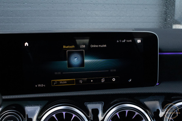 Mercedes-Benz A-Klasse 250 e AMG Line PANO Burmester Sfeerverlichting Parkeerassistent