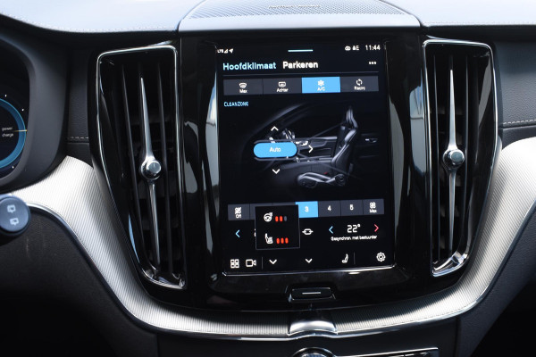 Volvo XC60 T6 350PK Automaat AWD Ultra Dark / Navigatie / 360 Camera / Head Up-Display / Panorama Dak / LM Velgen / Trekhaak