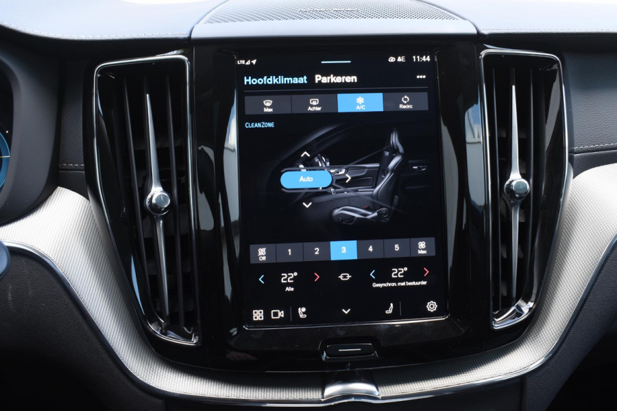 Volvo XC60 T6 350PK Automaat AWD Ultra Dark / Navigatie / 360 Camera / Head Up-Display / Panorama Dak / LM Velgen / Trekhaak