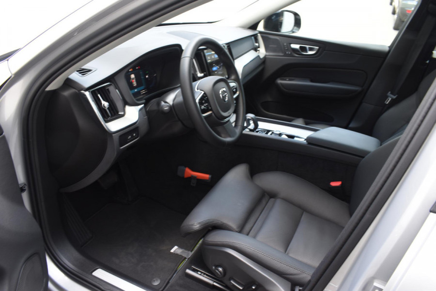Volvo XC60 T6 350PK Automaat AWD Ultra Dark / Navigatie / 360 Camera / Head Up-Display / Panorama Dak / LM Velgen / Trekhaak