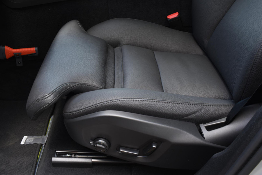 Volvo XC60 T6 350PK Automaat AWD Ultra Dark / Navigatie / 360 Camera / Head Up-Display / Panorama Dak / LM Velgen / Trekhaak