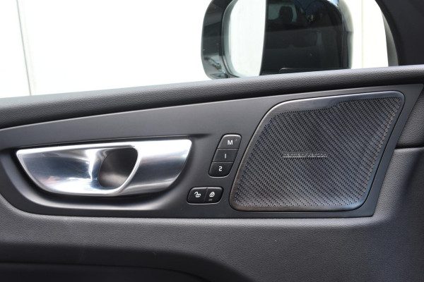 Volvo XC60 T6 350PK Automaat AWD Ultra Dark / Navigatie / 360 Camera / Head Up-Display / Panorama Dak / LM Velgen / Trekhaak