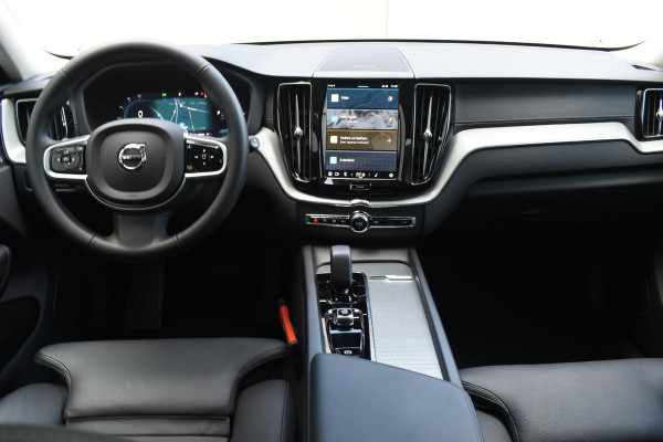 Volvo XC60 T6 350PK Automaat AWD Ultra Dark / Navigatie / 360 Camera / Head Up-Display / Panorama Dak / LM Velgen / Trekhaak