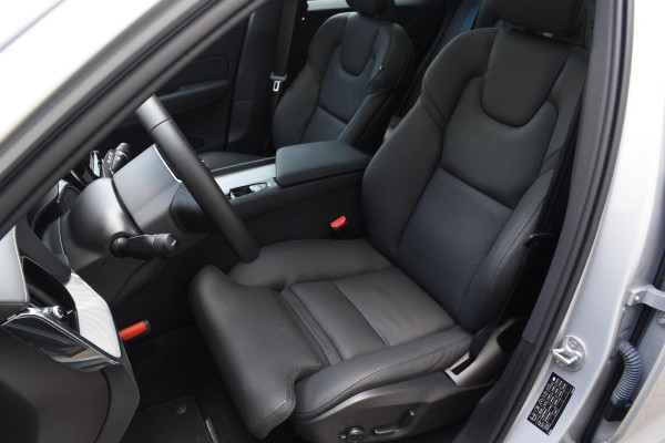 Volvo XC60 T6 350PK Automaat AWD Ultra Dark / Navigatie / 360 Camera / Head Up-Display / Panorama Dak / LM Velgen / Trekhaak