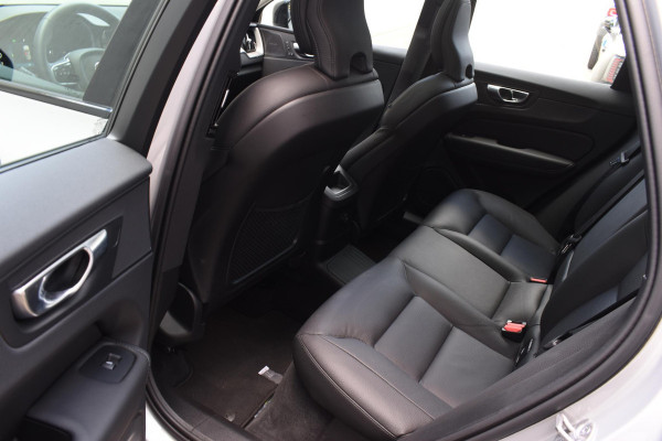 Volvo XC60 T6 350PK Automaat AWD Ultra Dark / Navigatie / 360 Camera / Head Up-Display / Panorama Dak / LM Velgen / Trekhaak