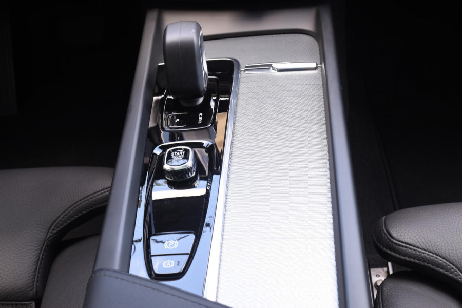 Volvo XC60 T6 350PK Automaat AWD Ultra Dark / Navigatie / 360 Camera / Head Up-Display / Panorama Dak / LM Velgen / Trekhaak