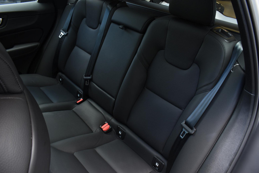 Volvo XC60 T6 350PK Automaat AWD Ultra Dark / Navigatie / 360 Camera / Head Up-Display / Panorama Dak / LM Velgen / Trekhaak