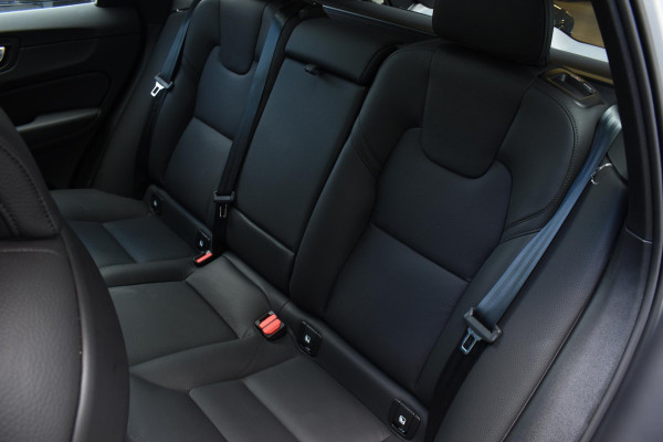 Volvo XC60 T6 350PK Automaat AWD Ultra Dark / Navigatie / 360 Camera / Head Up-Display / Panorama Dak / LM Velgen / Trekhaak