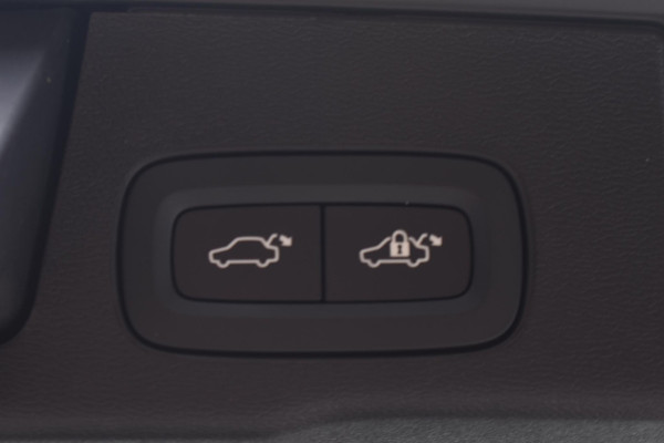 Volvo XC60 T6 350PK Automaat AWD Ultra Dark / Navigatie / 360 Camera / Head Up-Display / Panorama Dak / LM Velgen / Trekhaak