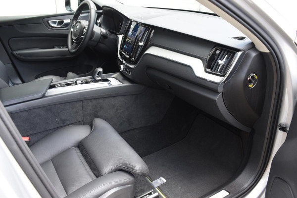 Volvo XC60 T6 350PK Automaat AWD Ultra Dark / Navigatie / 360 Camera / Head Up-Display / Panorama Dak / LM Velgen / Trekhaak