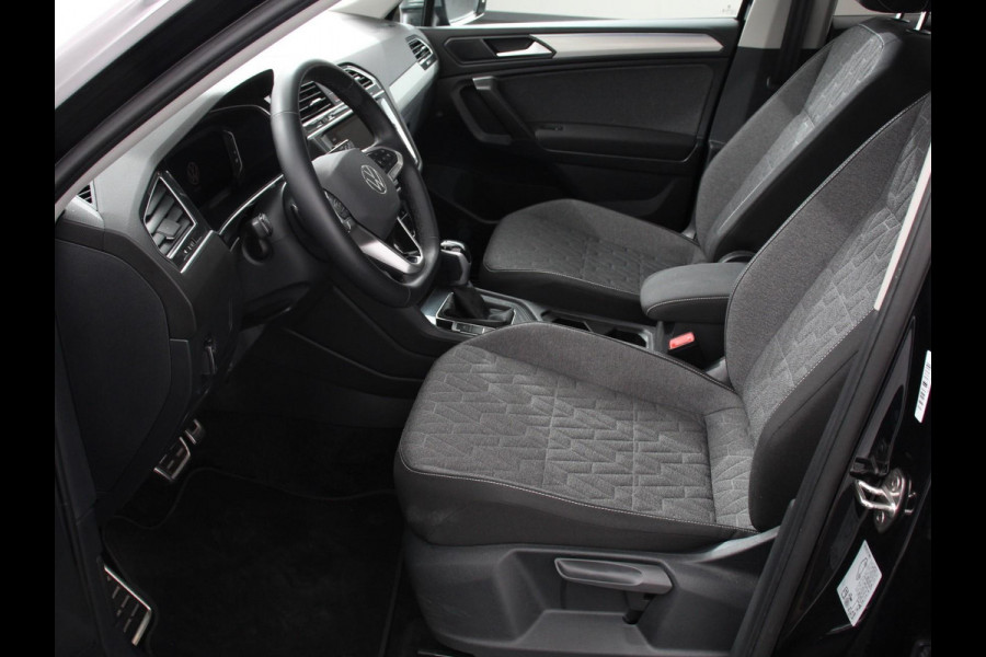 Volkswagen Tiguan Allspace 1.5 TSI DSG7 MOVE DEMO 7-Persoons Trekhaak Navigatie Apple Carplay/Android Auto Camera Parkeersensoren Adaptive Cruise Control  Winterpack Full LED Climate Control