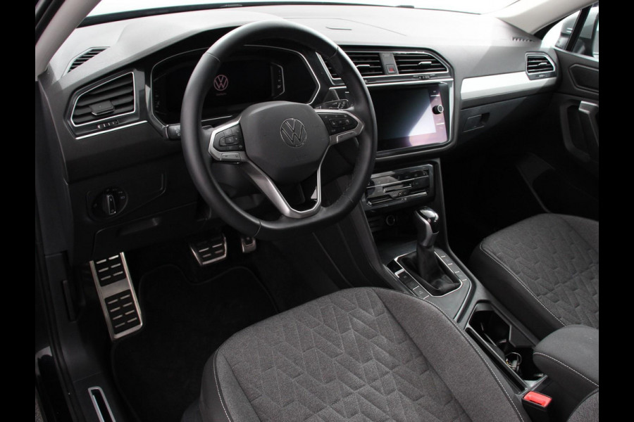 Volkswagen Tiguan Allspace 1.5 TSI DSG7 MOVE DEMO 7-Persoons Trekhaak Navigatie Apple Carplay/Android Auto Camera Parkeersensoren Adaptive Cruise Control  Winterpack Full LED Climate Control