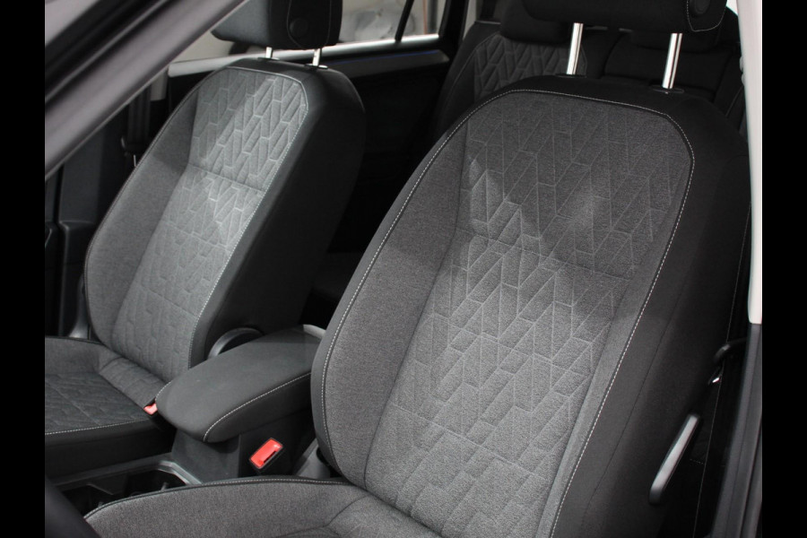 Volkswagen Tiguan Allspace 1.5 TSI DSG7 MOVE DEMO 7-Persoons Trekhaak Navigatie Apple Carplay/Android Auto Camera Parkeersensoren Adaptive Cruise Control  Winterpack Full LED Climate Control