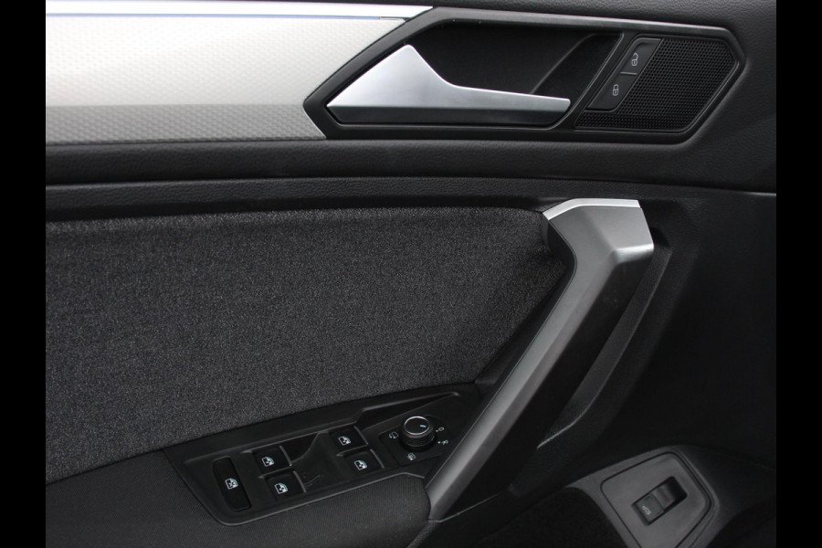 Volkswagen Tiguan Allspace 1.5 TSI DSG7 MOVE DEMO 7-Persoons Trekhaak Navigatie Apple Carplay/Android Auto Camera Parkeersensoren Adaptive Cruise Control  Winterpack Full LED Climate Control