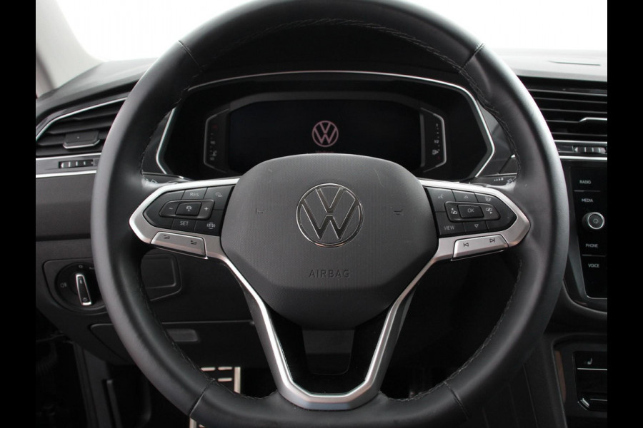 Volkswagen Tiguan Allspace 1.5 TSI DSG7 MOVE DEMO 7-Persoons Trekhaak Navigatie Apple Carplay/Android Auto Camera Parkeersensoren Adaptive Cruise Control  Winterpack Full LED Climate Control