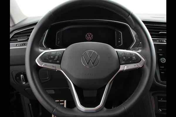 Volkswagen Tiguan Allspace 1.5 TSI DSG7 MOVE DEMO 7-Persoons Trekhaak Navigatie Apple Carplay/Android Auto Camera Parkeersensoren Adaptive Cruise Control  Winterpack Full LED Climate Control