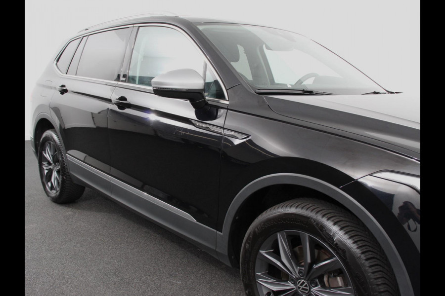 Volkswagen Tiguan Allspace 1.5 TSI DSG7 MOVE DEMO 7-Persoons Trekhaak Navigatie Apple Carplay/Android Auto Camera Parkeersensoren Adaptive Cruise Control  Winterpack Full LED Climate Control