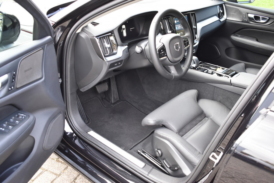Volvo V60 T6 AWD 350PK Plug-in Hybrid Plus Dark | Lighting | 360 Camera | Harman/Kardon | 19"LMV | Leder | Stuurverwarming