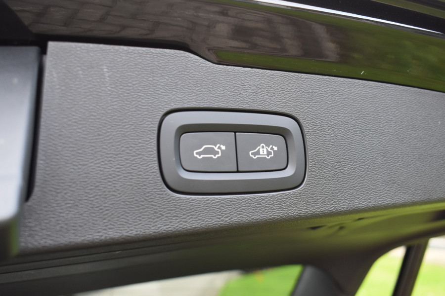 Volvo V60 T6 AWD 350PK Plug-in Hybrid Plus Dark | Lighting | 360 Camera | Harman/Kardon | 19"LMV | Leder | Stuurverwarming