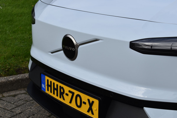 Volvo EX30 Extended Range 272PK Plus 69 kWh | Trekhaak | H&K | ACC | Blis | Stoelverwarming | Camera |