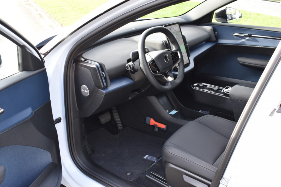 Volvo EX30 Extended Range 272PK Plus 69 kWh | Trekhaak | H&K | ACC | Blis | Stoelverwarming | Camera |