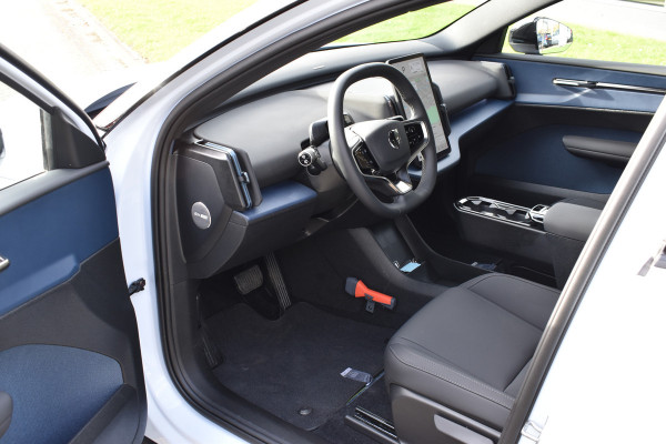 Volvo EX30 Extended Range 272PK Plus 69 kWh | Trekhaak | H&K | ACC | Blis | Stoelverwarming | Camera |