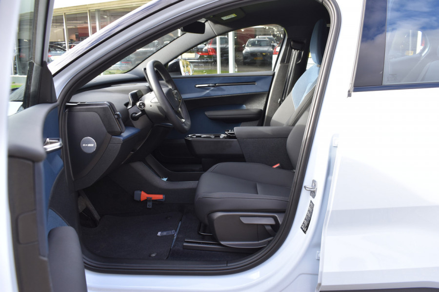 Volvo EX30 Extended Range 272PK Plus 69 kWh | Trekhaak | H&K | ACC | Blis | Stoelverwarming | Camera |