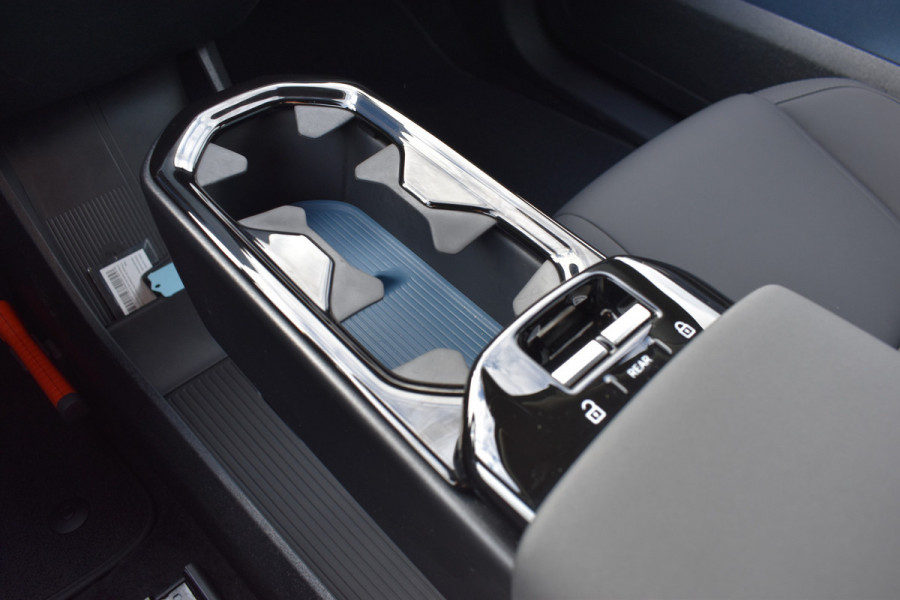 Volvo EX30 Extended Range 272PK Plus 69 kWh | Trekhaak | H&K | ACC | Blis | Stoelverwarming | Camera |