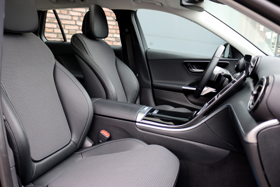 Mercedes-Benz C-Klasse Estate 300 e Luxury Line | Panoramadak | Camera | Cruise Control | Sfeerverlichting | Dodehoekassistent | High Perf. LED | Apple Carplay/Android Auto | Stoelverwarming | Mercedes-Benz C-Klasse Estate 300 e Luxury Line | Panoramadak | Camera | Cruise Control | Sfeerverlichting | Dodehoekassistent | High Perf. LED | Apple Carplay/Android Auto | Stoelverwarming |