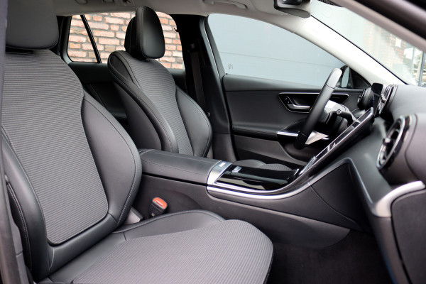 Mercedes-Benz C-Klasse Estate 300 e Luxury Line | Panoramadak | Camera | Cruise Control | Sfeerverlichting | Dodehoekassistent | High Perf. LED | Apple Carplay/Android Auto | Stoelverwarming | Mercedes-Benz C-Klasse Estate 300 e Luxury Line | Panoramadak | Camera | Cruise Control | Sfeerverlichting | Dodehoekassistent | High Perf. LED | Apple Carplay/Android Auto | Stoelverwarming |