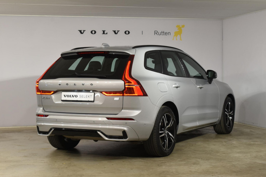 Volvo XC60 T6 350PK Automaat Plug-in hybrid AWD R-Design / Navigatie / Luchtvering / 360 Camera / Adaptieve Cruise Control / Schuif-kanteldak / Head-up Display / Stuurverwarming / Stoelverwarming v+a / Elektr. Achterklep / Elektr. Trekhaak / Elektr. sstoelen met geheugen