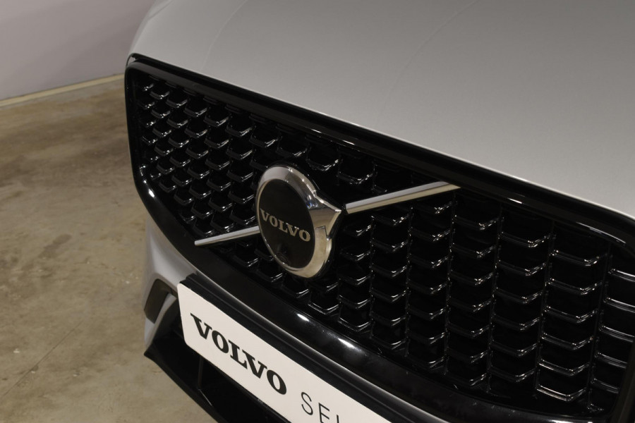 Volvo XC60 T6 350PK Automaat Plug-in hybrid AWD R-Design / Navigatie / Luchtvering / 360 Camera / Adaptieve Cruise Control / Schuif-kanteldak / Head-up Display / Stuurverwarming / Stoelverwarming v+a / Elektr. Achterklep / Elektr. Trekhaak / Elektr. sstoelen met geheugen