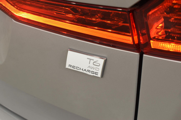 Volvo XC60 T6 350PK Automaat Plug-in hybrid AWD R-Design / Navigatie / Luchtvering / 360 Camera / Adaptieve Cruise Control / Schuif-kanteldak / Head-up Display / Stuurverwarming / Stoelverwarming v+a / Elektr. Achterklep / Elektr. Trekhaak / Elektr. sstoelen met geheugen