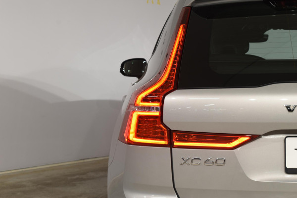 Volvo XC60 T6 350PK Automaat Plug-in hybrid AWD R-Design / Navigatie / Luchtvering / 360 Camera / Adaptieve Cruise Control / Schuif-kanteldak / Head-up Display / Stuurverwarming / Stoelverwarming v+a / Elektr. Achterklep / Elektr. Trekhaak / Elektr. sstoelen met geheugen