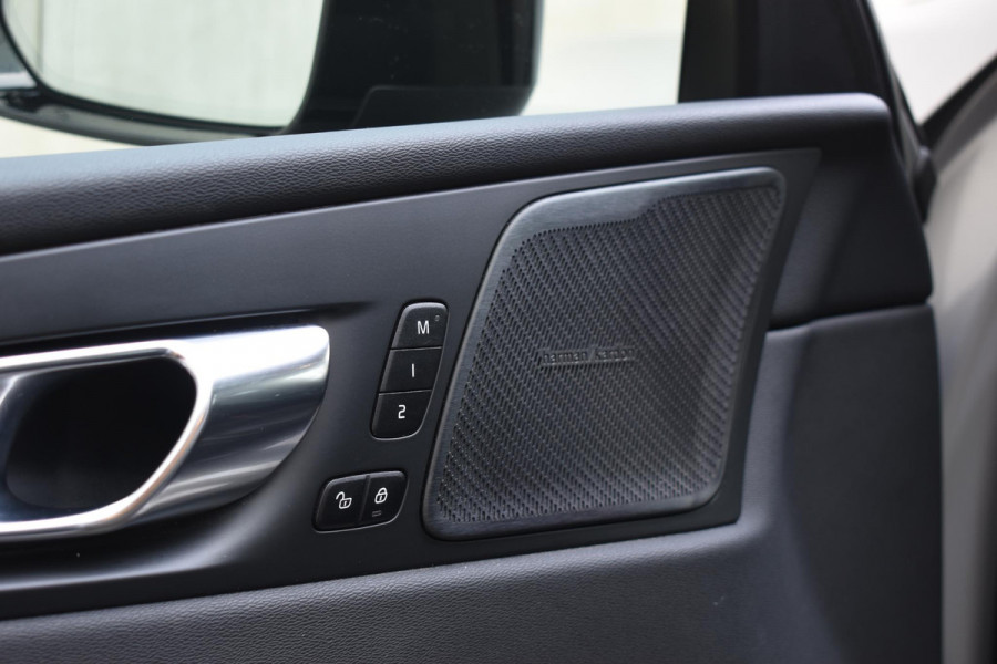 Volvo XC60 T6 350PK Automaat Plug-in hybrid AWD R-Design / Navigatie / Luchtvering / 360 Camera / Adaptieve Cruise Control / Schuif-kanteldak / Head-up Display / Stuurverwarming / Stoelverwarming v+a / Elektr. Achterklep / Elektr. Trekhaak / Elektr. sstoelen met geheugen